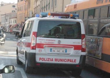 Un intervento dei vigili in via Garibaldi 