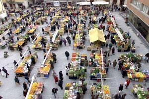 Lite con lancio di zoccoli al mercato, donna si sente male