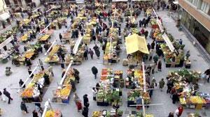 Lite con lancio di zoccoli al mercato, donna si sente male