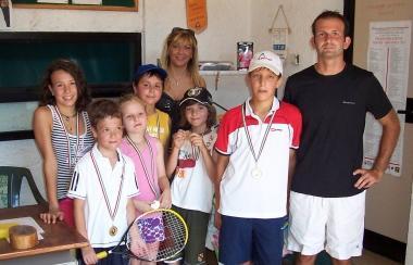 Giovani aspiranti tennisti sui campi delle Torri di Serravalle