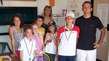 Giovani aspiranti tennisti sui campi delle Torri di Serravalle