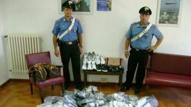 Parte della merce sequestrata dai carabinieri