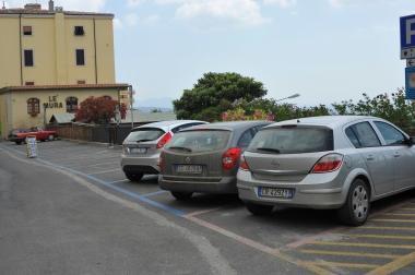 <b>PARCHEGGI </b>blu vuoti a Massa Marittima   