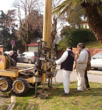 Geologi al lavoro sulle strade (foto di archivio)        