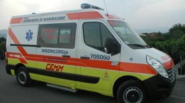 Giovane ferito nell'auto che si schianta contro un palo