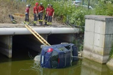 In auto finiscono nel fosso una gru per recuperarli