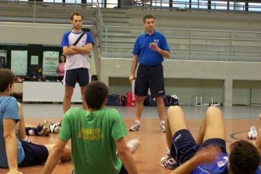 Il tecnico Marco Targioni mentre tiene lultima seduta di allenamento e d&agrave; le consegne per lestate ai giocatori   