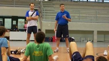 Il tecnico Marco Targioni mentre tiene l’ultima seduta di allenamento e dà le consegne per l’estate ai giocatori