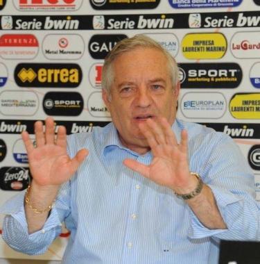 <b>PRESIDENTE</b> Piero Camilli nel corso della conferenza stampa di ieri allo stadio Zecchini       