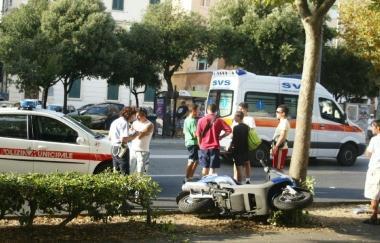 Il motociclista soccorso dalla Misericordia Il casco e il bauletto della moto sono volati via     