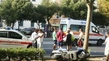 Il motociclista soccorso dalla Misericordia Il casco e il bauletto della moto sono volati via