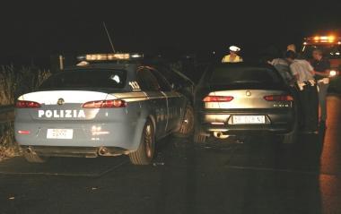 La volante della polizia accanto all’Alfa 156 abbandonata dai due sospetti