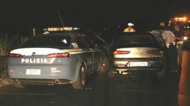 La volante della polizia accanto all’Alfa 156 abbandonata dai due sospetti