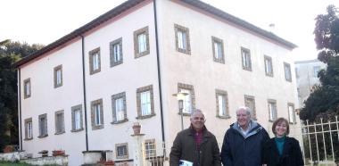 Alcuni genitori davanti a Villa Giardino 