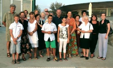 Il gruppo che ha organizzato ai Canottieri la cena di commiato a padre Andrea (il parroco al centro) 