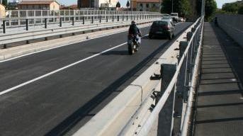 A sinistra la passerella di San Giusto; a destra una simulazione del People Mover