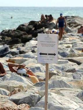 <b>CARTELLO.</b> Il divieto sugli scogli alla foce del Brugiano  