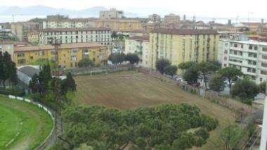 Un parcheggio al campo marrone ma Coop non rinuncia al centro commerciale