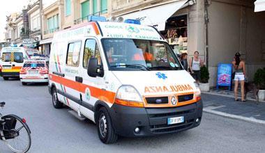 Dà in escandescenze: aggredisce sanitari e tenta fuga in scooter