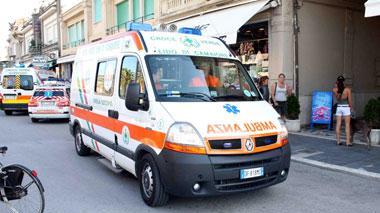 Dà in escandescenze: aggredisce sanitari e tenta fuga in scooter