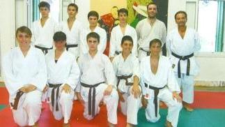 Il gruppo di atleti e istruttori di karate