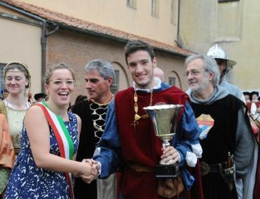 <b>NUOVO RE </b>Messer Cosimo Coiardo Gabbrielli riceve il trofeo dopo il trionfo a Lucca 