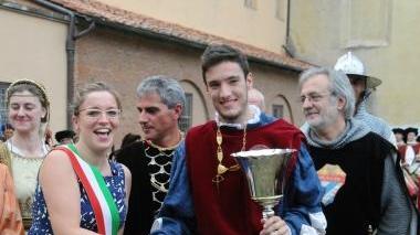 <b>NUOVO RE </b>Messer Cosimo Coiardo Gabbrielli riceve il trofeo dopo il trionfo a Lucca
