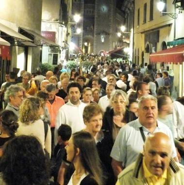 Folla nel centro storico 