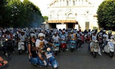  Più di duecento vespisti hanno partecipato alla Pisa-Lucca-Abetone in notturna, organizzata ...