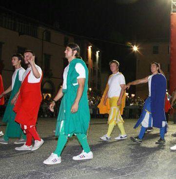 I Cavalieri sfilano al Corteggio con le divise della Palla Grossa 