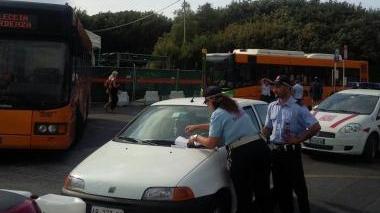 I vigili all’opera mentre appongono la multa sulla Punto in divieto