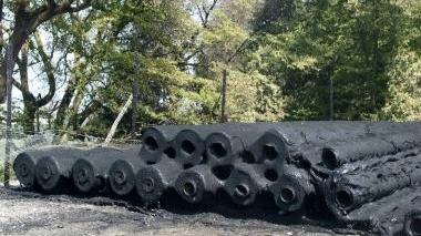 I rotoli di telo speciale bruciati l’altra notte nella cava
