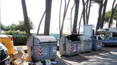 <b>A MARINA.</b> La fontana di piazza Pellerano e sopra i cassonetti a Partaccia