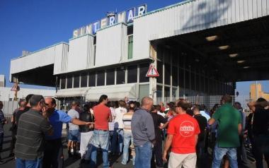 Ottobre 2009: protesta di sindacati e portuali davanti alla Sintermar 