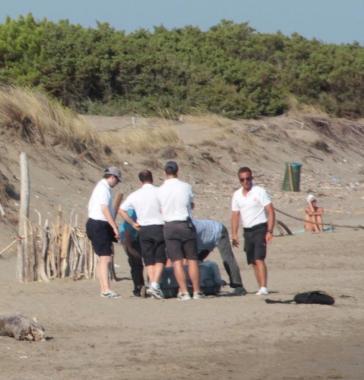 <b>TRAGEDIA IN SPIAGGIA </b>I soccorritori lungo la Feniglia nel punto dov&egrave; annegato il piccolo Vittorio  