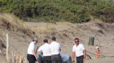 <b>TRAGEDIA IN SPIAGGIA </b>I soccorritori lungo la Feniglia nel punto dov’è annegato il piccolo Vittorio