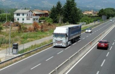 A sinistra Napolitano. Sopra, l’autovelox a Pistoia ovest