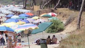 Due immagini dell’erosione che sta distruggendo il litorale lungo la costa est