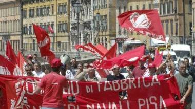 Una protesta in difesa del lavoro ai cantieri di Pisa