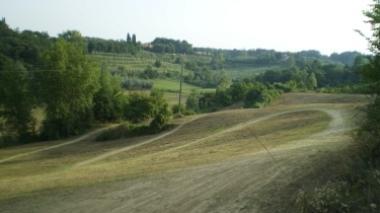 Una pista da cross abusiva nelle colline delle Cerbaie