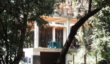 Il Comune ordina lo stop ai lavori per la palazzina sul mare
