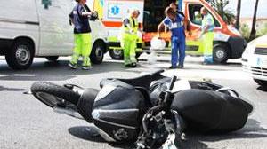 Cade dal motorino e viene investito da un camion: muore 19enne