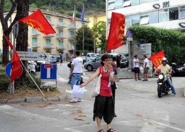 Il presidio davanti alla sede Asl per Enrico Ricci 