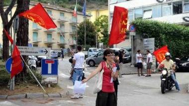 Il presidio davanti alla sede Asl per Enrico Ricci