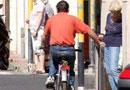 Bici fra i pedoni sotto ai Portici