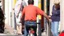Bici fra i pedoni sotto ai Portici