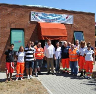 I volontari della Pubblica assistenza insieme al sindaco davanti alla sede del punto di primo soccorso          
