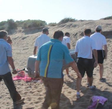 <b>SOCCORRITORI </b>portano via dalla spiaggia il corpo del piccolo Vittorio 