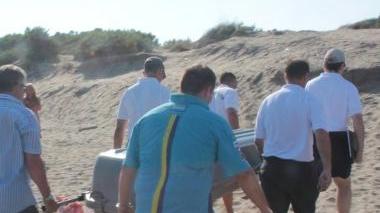 <b>SOCCORRITORI </b>portano via dalla spiaggia il corpo del piccolo Vittorio