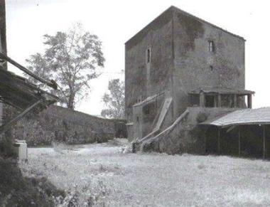 <b>TRICOSTO</b> Una vecchia immagine della torre   